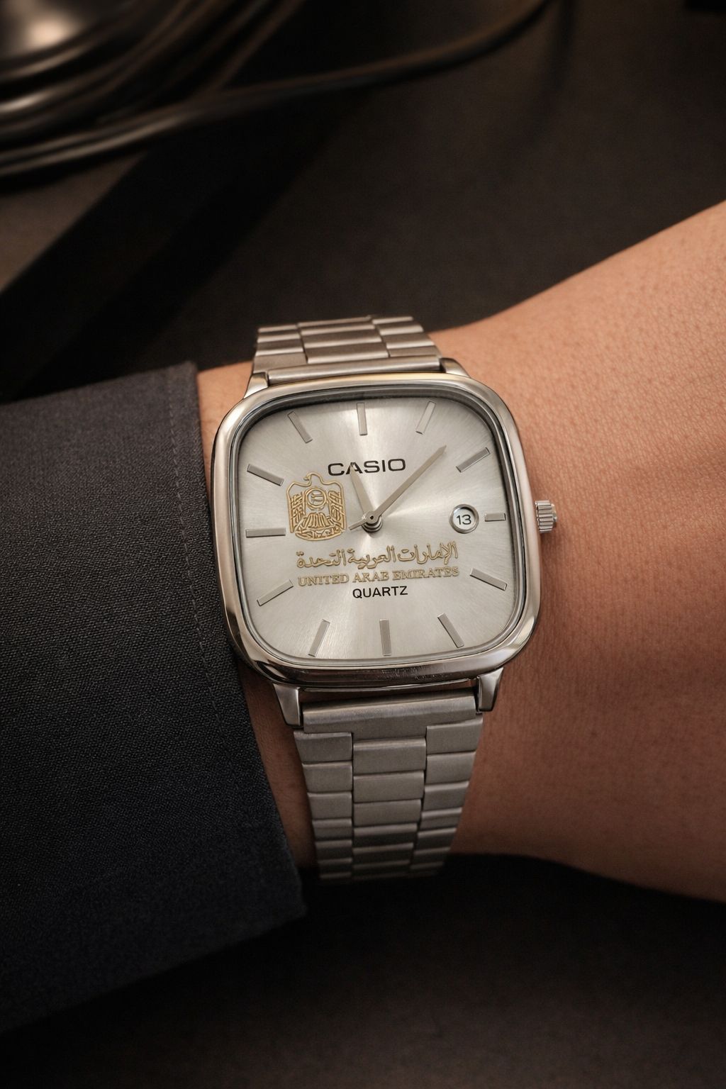 ساعة كاسيو سيلفر – مينا أبيض – إصدار شعار الإمارات | Casio Silver – White Dial – UAE Emblem Edition
