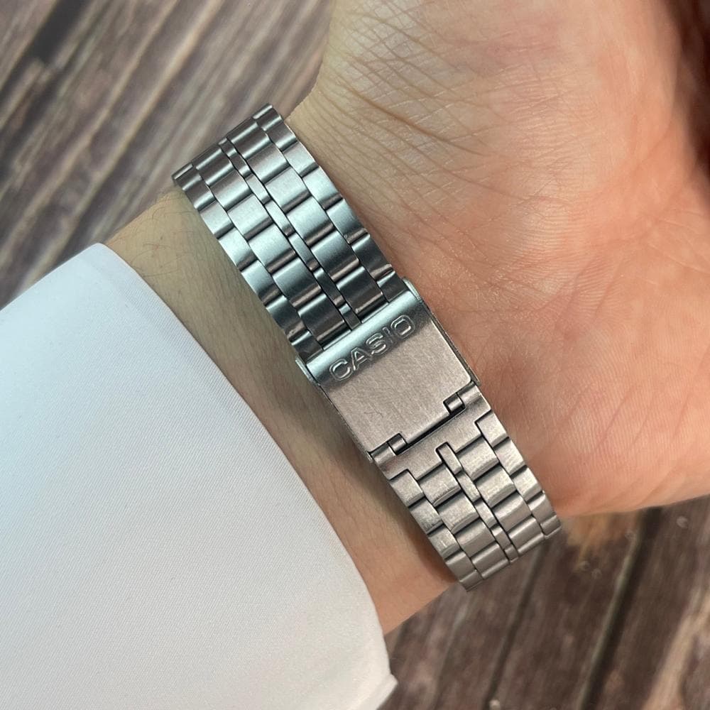 كاسيو سلفر – مينا عنابي | إصدار دبيCasio Silver – Burgundy Dial | Dubai Edition