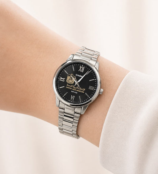كاسيو نسائي سلفر – مينا أسود | إصدار الإمارات
Casio Women Silver – Black Dial | UAE Edition