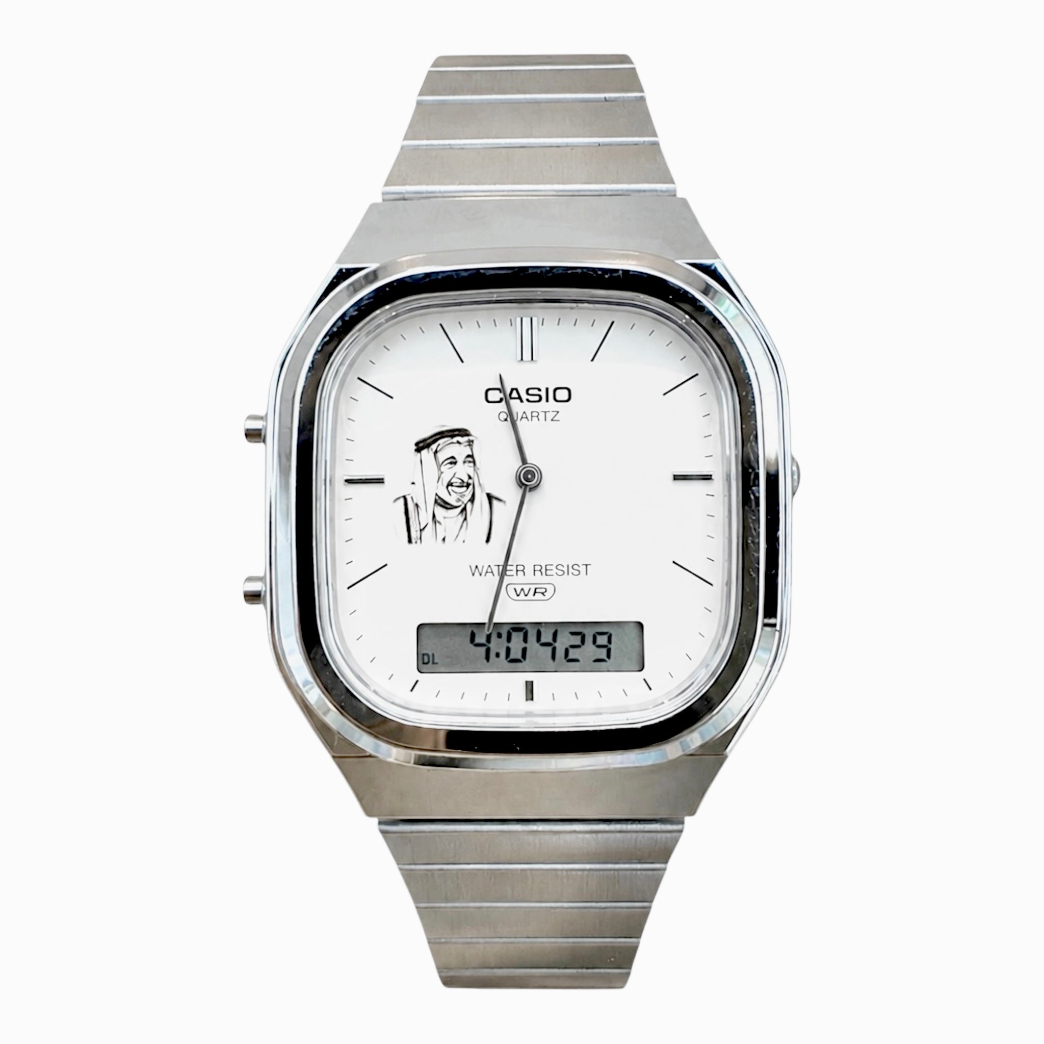 كاسيو فينتج سلفر – مينا أبيض | تصميم الشيخ سلطان بن محمد القاسمي
Casio Vintage Silver – White Dial | Sheikh Sultan bin Mohammed Al Qasimi Design
