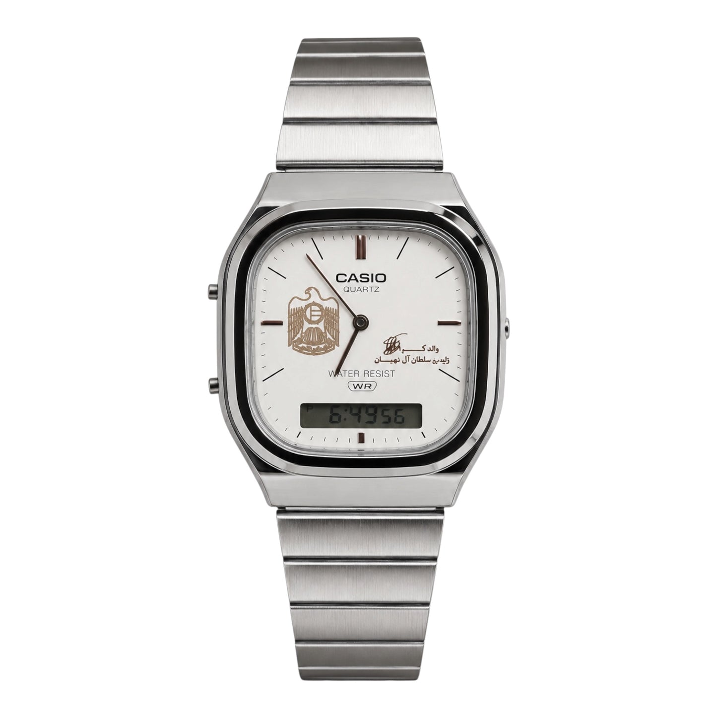 كاسيو فينتج سلفر – مينا أبيض | شعار الإمارات –مع التوقيع
Casio Vintage Silver – White Dial | UAE Emblem –Signature Editio