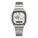 كاسيو فينتج سلفر – مينا أبيض | شعار الإمارات –مع التوقيع
Casio Vintage Silver – White Dial | UAE Emblem –Signature Editio
