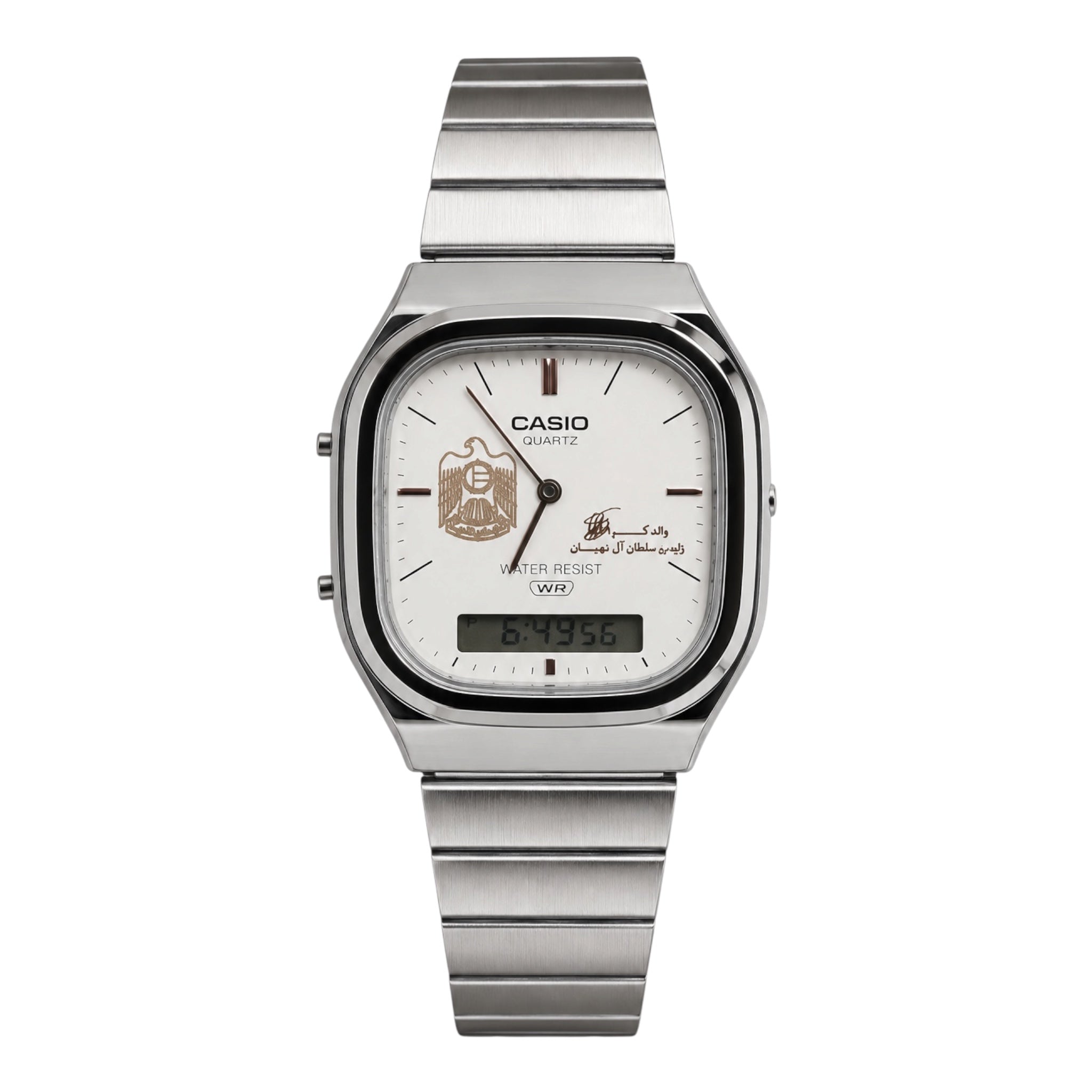 كاسيو فينتج سلفر – مينا أبيض | شعار الإمارات –مع التوقيع
Casio Vintage Silver – White Dial | UAE Emblem –Signature Editio