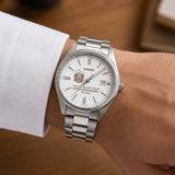 كاسيو إليغانت سلفر – مينا أبيض | تصميم الإمارات
Casio Elegant Silver – White Dial | UAE Design