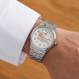 كاسيو كلاسيك سلفر – مينا أبيض بأرقام | إصدار الإمارات
Casio Classic Silver – White Number Dial | UAE Edition
