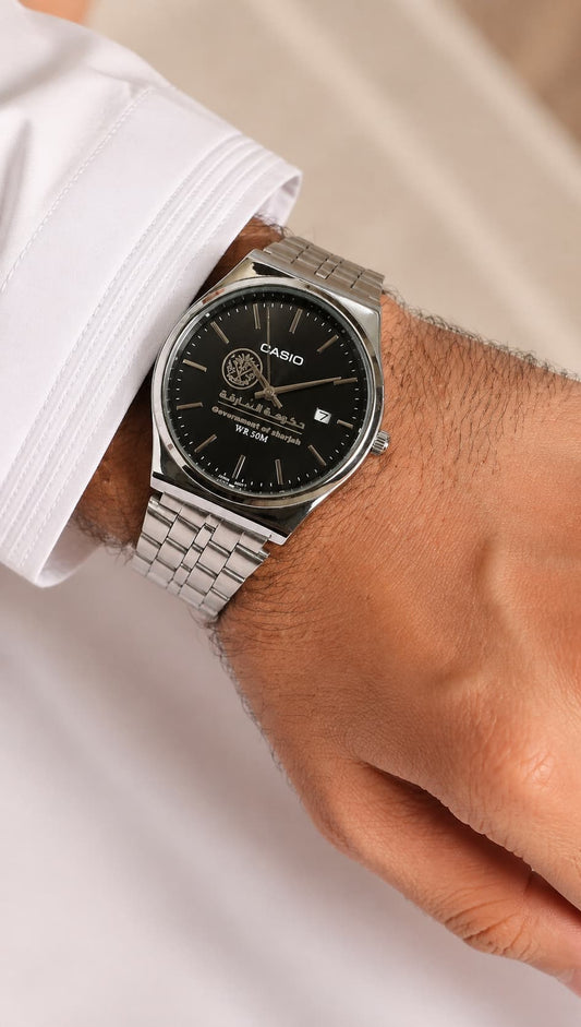 كاسيو سلفر – مينا أسود | إصدار الشارقة
Casio Silver – Black Dial | Sharjah Edition