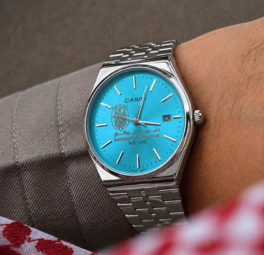 كاسيو سلفر – مينا سماوي | إصدار أبوظبي
Casio Silver – Light Blue Dial | Abu Dhabi Edition