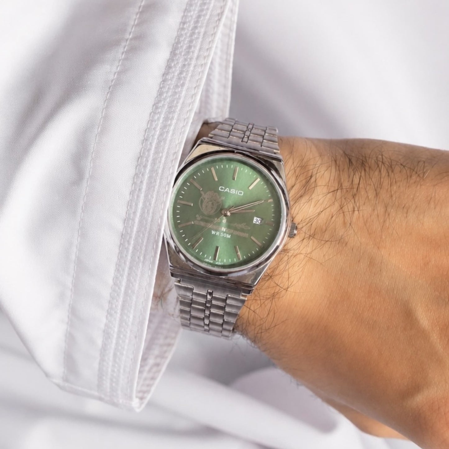 كاسيو سلفر – مينا أخضر | إصدار دبي
Casio Silver – Green Dial | Dubai Edition